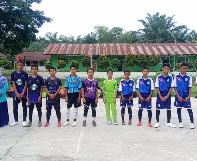 Pembukaan Turnamen Futsal Putra dan Handball Putri Antar Kelas MTsN 2 Langkat