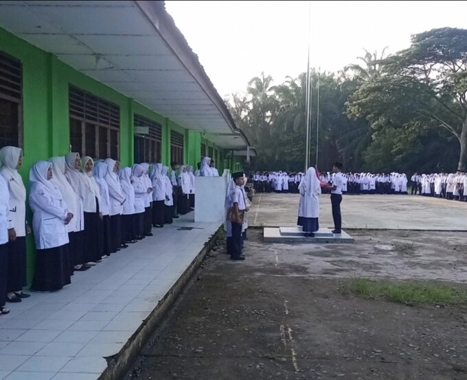 Antusiasme Dewan Guru dan Para Murid Dalam Upacara Bendera Pada Minggu Pertama Masuk Madrasah Tahun Ajaran 2025-2026
