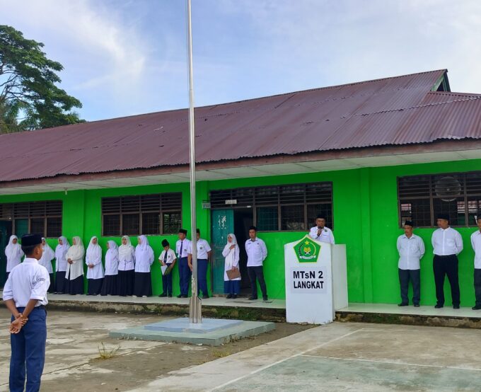Upacara Bendera Senin Pagi di MTsN 2 Langkat berlangsung Khidmat