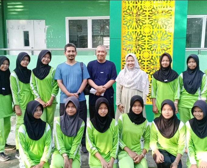 Guru Olahraga MTsN 2 Langkat Dampingi Siswa-Siswi Ikuti Turnamen Bola Tangan Se-Kabupaten Langkat