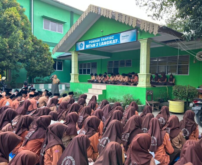 Petugas Piket Umumkan Peraturan Baru MTsN 2 Langkat Saat Apel Pagi