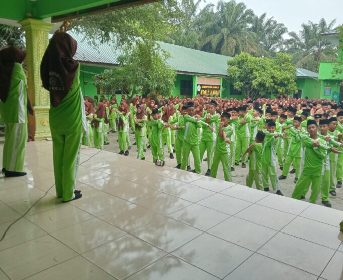 MTsN 2 Langkat Melaksanakan Senam Pagi Dalam mengimplemantasikan 7 Kebiasaan Anak Indonesia sehat