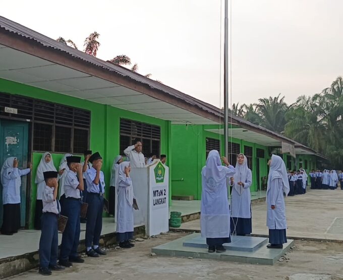 Upacara Bendera Rutin Di Madrasah MTsN 2 Langkat Berjalan Khidmat dan Penuh Semangat