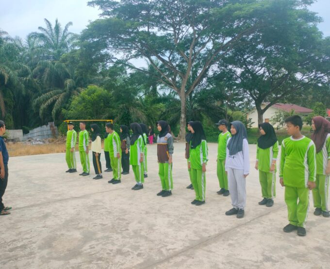 Latihan Rutin Paskibra Persiapkan Diri Untuk  Upacara Hari Senin