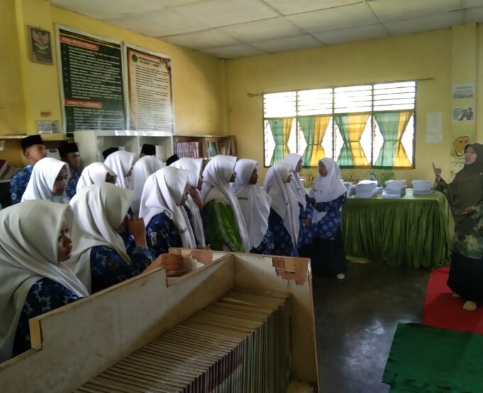 Siswa-siswi MTsN 2 Langkat Persiapkan Diri Untuk Mengisi Paduan Suara Pelaksanaan MTQ Kecamatan Besitang