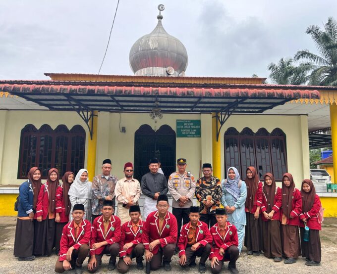 Ziarah Bersama Ke Makam Pahwalan di Kelurahan Kampung Lama, MTsN 2 Langkat Turut Berpartisipasi Dalam Rangka Menyemarakkan HUT RI ke-80 di Kecamatan Besitang