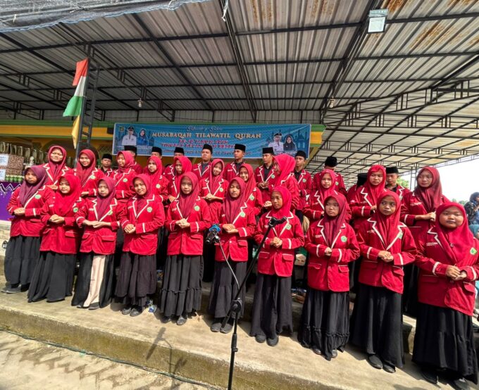 Siswa-Siswi MTsN 2 Langkat Tampil Sebagai Tim Paduan Suara di Acara MTQ Kecamatan Besitang untuk Memeriahkan HUT ke-80 RI