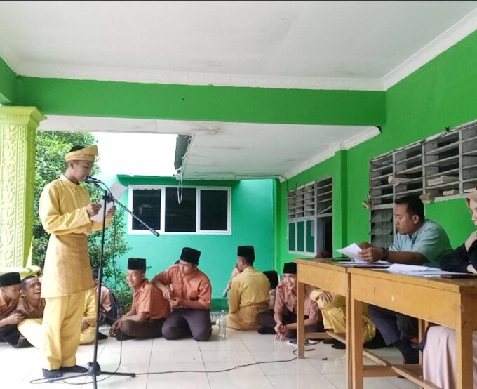 Semarak Lomba Estafet Pancasila dan Pembacaan Teks UUD 1945 Antar Kelas di MTsN 2 Langkat