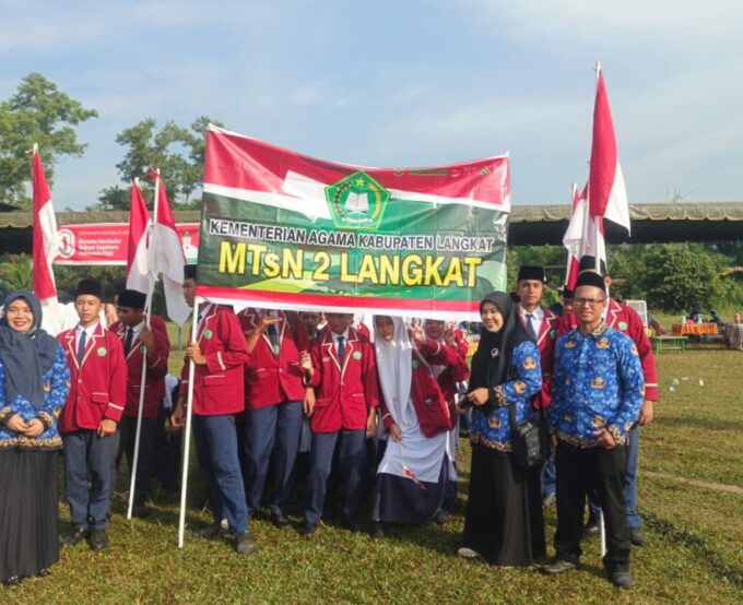Semangat Memeriahkan HUT RI ke-80, MTsN 2 Langkat Ikut Berpartisipasi ke Barisan di Lapangan RGM Kecamatan Besitang