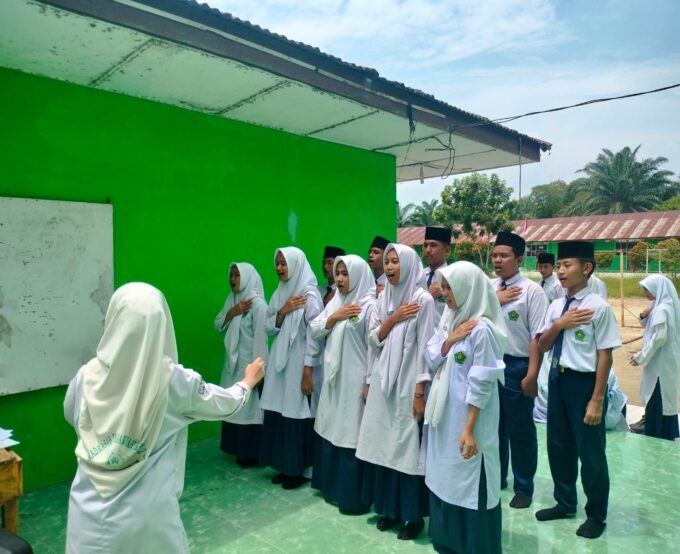 Semarak HUT RI ke-80, Siswa MTsN 2 Langkat Ikuti Lomba Infografis Canva dan Paduan Suara Antar Kelas