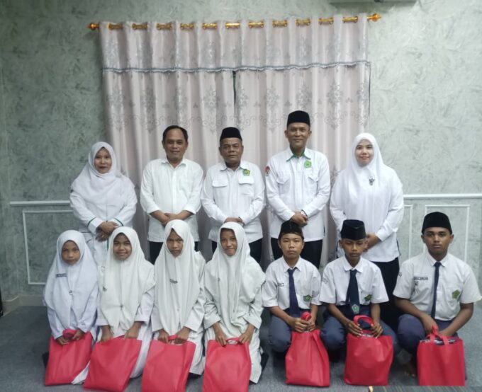 MTsN 2 Langkat Salurkan Bantuan Dari UPZ Kementerian Agama Kabupaten Langkat Kepada Siswa-Siswa Yang Berhak Menerima
