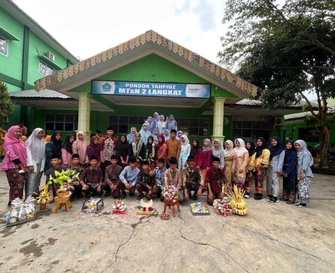 Indahnya Keberaragaman, P5 Madrasah Bertema Bhineka Tunggal Ika di MTsN 2 Langkat Hadirkan Pernikahan Adat Melayu dan Adat Jawa