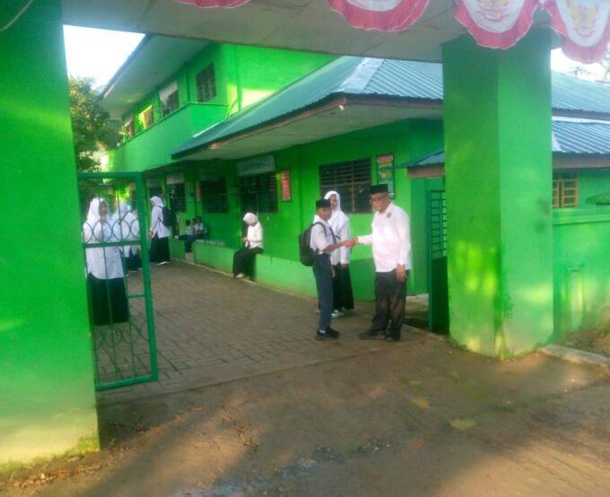 Kepala Madrasah dan Guru Piket MTsN 2 Langkat Sambut Kedatangan Siswa dengan Senyum dan Salam, Bentuk Pembiasaan Karakter Islami Setiap Hari