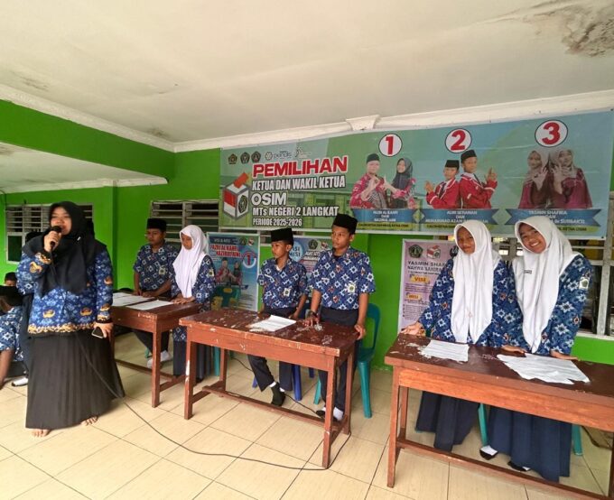 Panitia Pelaksana Pemilihan Gelar Panggung Debat Calon Ketua dan Wakil Ketua OSIM MTsN 2 Langkat Periode 2025-2026