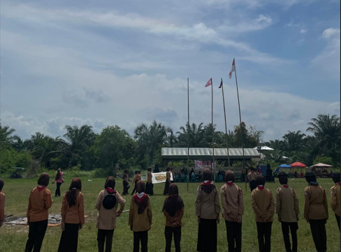 Semangat Berpetualang, Anggota Pramuka MTsN 2 Langkat Ikuti Jambore Gerakan Pramuka Kwartir Ranting Besitang Tahun 2025 dan dipercaya Menjadi Pembawa Bendera Pada Penutupan Acara