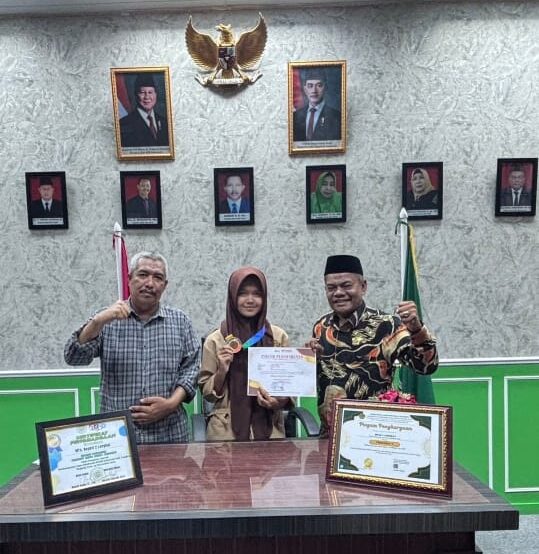 Semangat Berkompetisi, Siswi Perwakilan MTsN 2 Langkat Berhasil Menjadi Peraih Medali Emas Pada Ajang Olimpiade Sains Tingkat Nasional