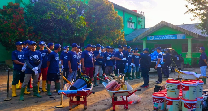 Dari kepedulian Menjadi Aksi, BRI Peduli melalui Yayasan Baitul Maal BRILiaN (YBM BRILiaN) Salurkan Bantuan Alat Kebersihan dan Cat Ulang MTsN 2 Langkat Agar Kembali Tampak Cerah Pasca Banjir Bandang