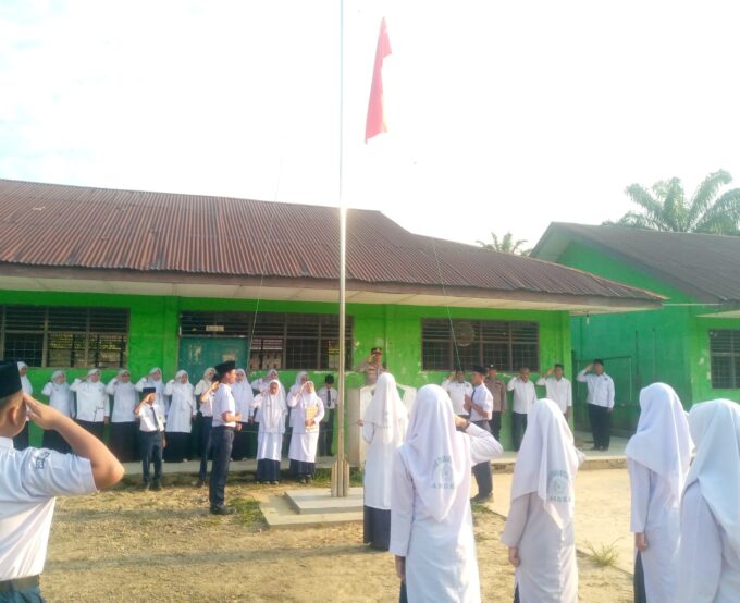 Ciptakan Karakter Islami, Kapolsek Besitang Mengajak Siswa-Siswi MTsN 2 Langkat Untuk Berjiwa Pancasila di Momen Upacara Bendera