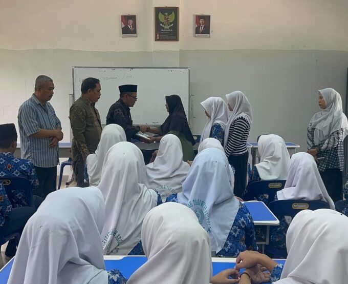 Peduli Sesama, OSIM MTsN 2 Langkat Galang Dana untuk Salah Satu Rumah Siswa Korban Kebakaran