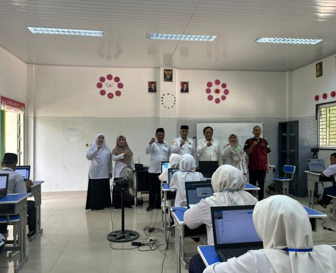 Pastikan Berjalan Dengan Lancar, Kasi Penmad Kabupaten Langkat Tinjau Pelaksanaan Tes Kemampuan Akademik (TKA) di MTsN 2 Langkat