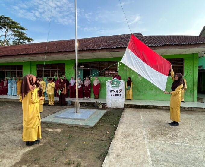 Semangat Hardiknas 2026, MTsN 2 Langkat Gelar Upacara Bendera Dengan Penuh Khidmat