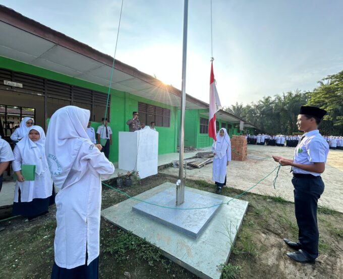 Upacara Bendera MTsN 2 Langkat, Kapolsek Besitang Ajak Peserta Didik Bangun Mental Sukses dan Berjaya Melalui Disiplin dan Akhlak Yang Jauh Dari Perilaku Negatif