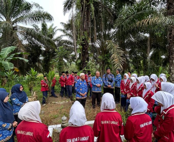 Semangat Hari Kebangkitan Nasional, MTsN 2 Langkat Gelar Upacara Bendera dan Berziarah ke Salah satu Makam Pahlawan di Kampung Lama Besitang