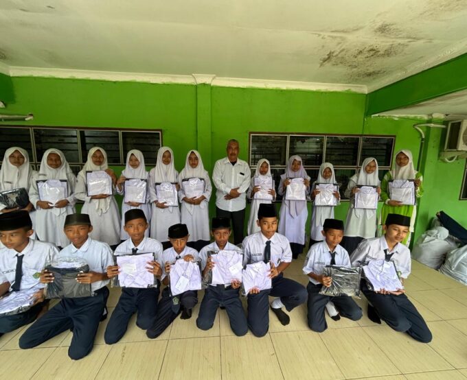 Wujud Kepedulian Untuk Meningkatkan Motivasi dan Semangat Belajar Generasi Muda, MTsN 2 Langkat Dapat Santunan Seragam Madrasah Dari Rumah Bunda Mulia (RBM) Sumatera Utara
