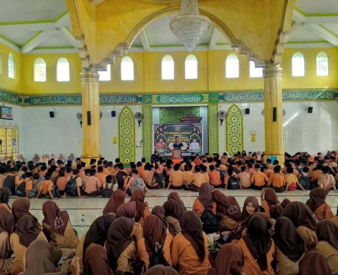 Tingkatkan Iman dan Taqwa Menuju Karakter Berkualitas Islami, MTsN 2 Langkat Gelar Peringatan Tahun Baru Hijriah dan Penyantunan Anak Yatim Sekaligus Pengambilan Raport