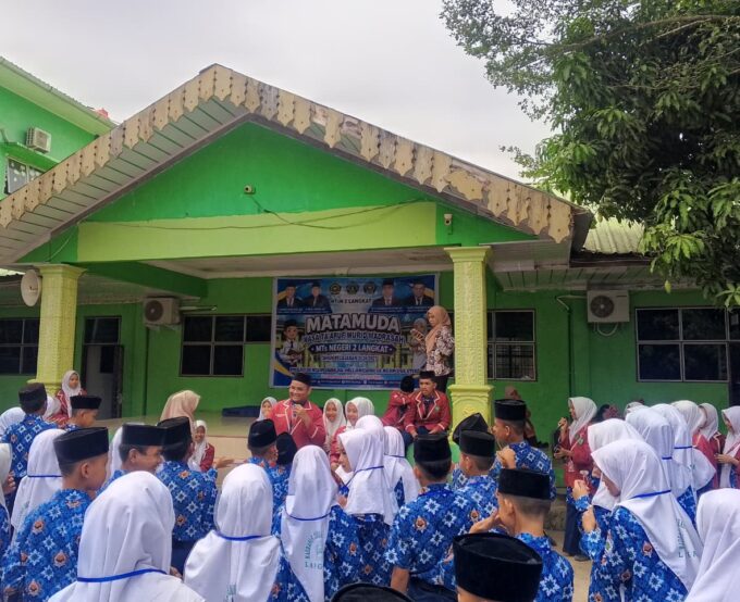 Tanamkan Disiplin dan Kekompakan, Masa Ta’aruf Murid Madrasah (MATAMUDA) MTsN 2 Langkat Diwarnai Latihan Yel-Yel dan Baris-Berbaris