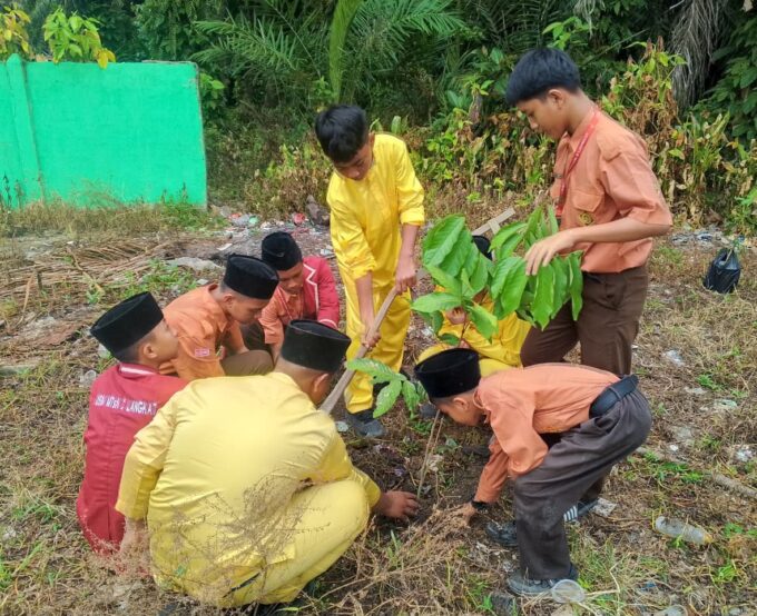 Membangun Karakter Cinta Lingkungan, Masa Ta’aruf Murid Madrasah (MATAMUDA) MTsN 2 Langkat Lakukan Aksi Penanaman Pohon sebagai Implementasi Nilai-Nilai Ekoteologi