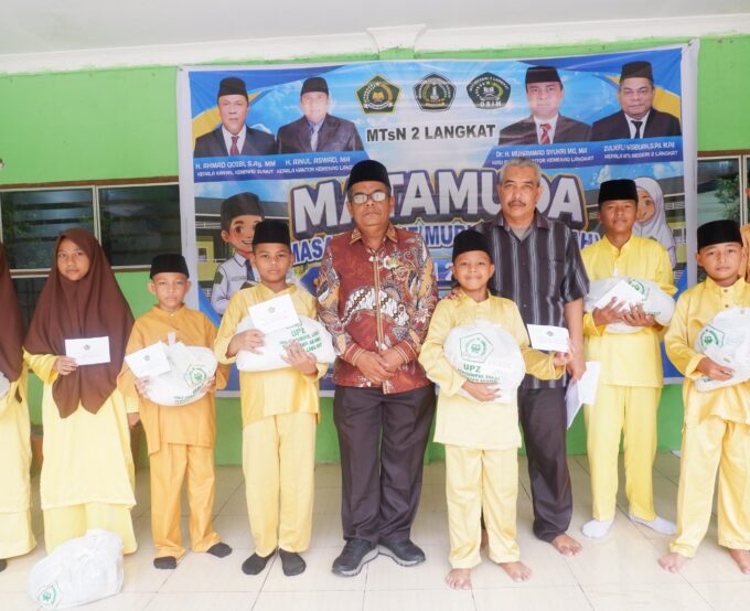 Wujudkan Madrasah Penuh Cinta, MTsN 2 Langkat Berikan Santunan Dari Unit Pengelola Zakat Kantor Kementerian Agama Kabupaten Langkat bagi Siswa Yatim, Piatu, dan Yatim Piatu