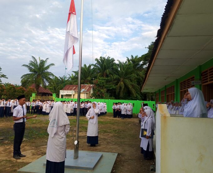 Bijak Dalam Bermedia Sosial, Pesan Pembina Warnai Upacara Bendera Senin di MTsN 2 Langkat