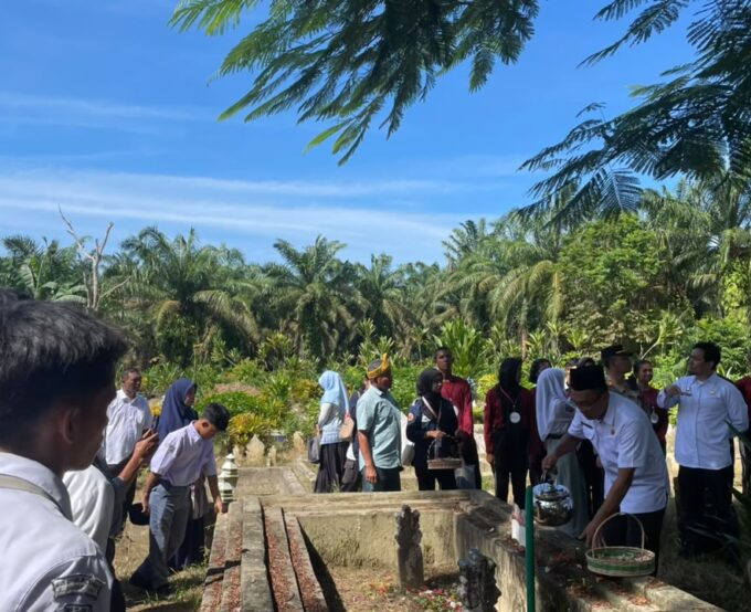 Semarak HUT RI ke-81, MTsN 2 Langkat Hadiri Ziarah Bersama Forum Koordinasi Kecamatan (Forkopimcam) kecamatan Besitang ke Makam Pahlawan di Kelurahan Kampung Lama