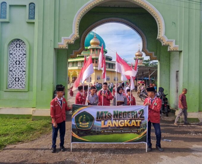Gema Kemerdekaan Menggema, MTsN 2 Langkat Ikuti Perayaan HUT RI ke-81 di Kecamatan Besitang Sekaligus Hadirkan Aksi Terbaik Tim Drumband Dengan Memukau