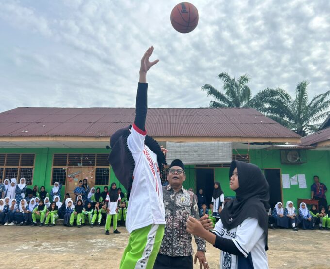 Semangat Berkompetisi, Kepala MTsN 2 Langkat Resmi Membuka Turnamen Pada Momentum Semarak Hari Ulang Tahun (HUT) RI ke-81 Di Lapangan Madrasah