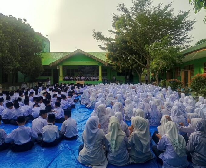 Menjemput Berkah di Pagi Hari, MTsN 2 Langkat Laksanakan Shalawat Bersama Sebelum Kegiatan Belajar Mengajar
