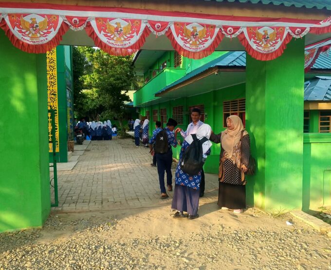 Dewan Guru MTsN 2 Langkat Sambut Kedatangan Siswa dengan Senyum dan Salam, Bentuk Pembiasaan Karakter Islami Setiap Hari