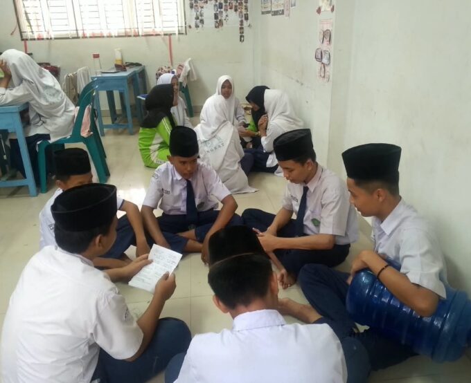 Harmoni Islami Menjelang Maulid Nabi Muhammad SAW, Setiap Perwakilan Kelas MTsN 2 Langkat Mantapkan Persiapan Perlombaan Marhaban dan Shalawat