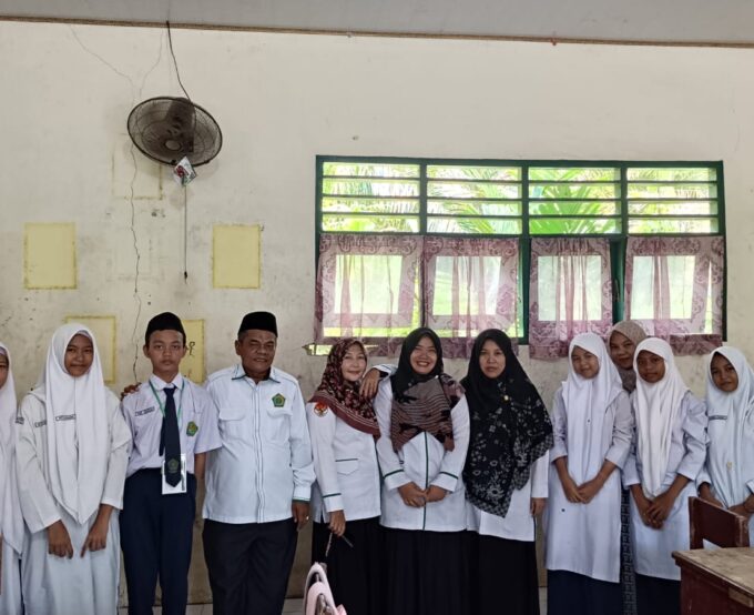 Wujud Dukungan Langsung Madrasah, Kepala MTsN 2 Langkat Hadir dan Beri Motivasi Peserta Didik Ikuti OMI di MAN 3 Langkat