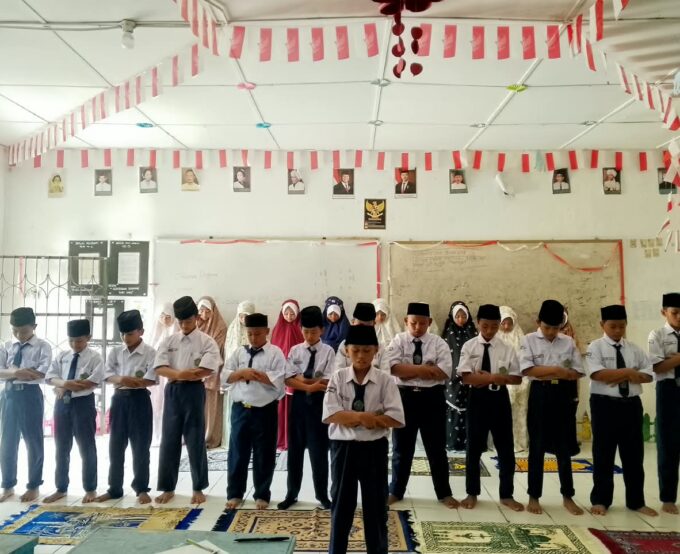 Semai Kedisiplinan dan Ketakwaan, MTsN 2 Langkat Laksanakan Rutinitas Shalat Zuhur Berjamaah di Setiap Kelas