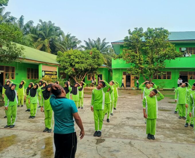 Siapkan Fisik Sebelum Beraktivitas, Siswa-Siswi MTsN 2 Langkat Lakukan Pemanasan Sebelum Berolahraga